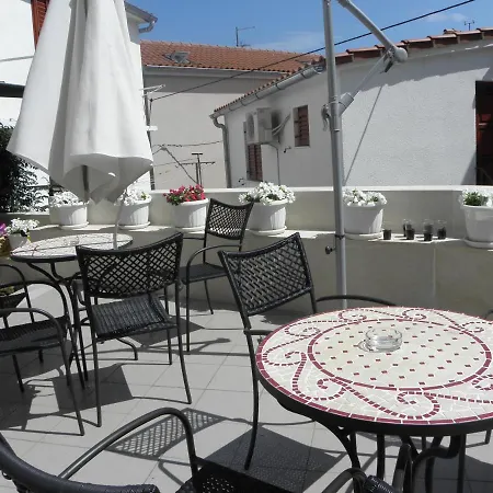 Lejlighed Traditional House With Terrace